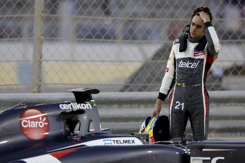 Frustración de Esteban Gutiérrez tras quedarse parado en pista