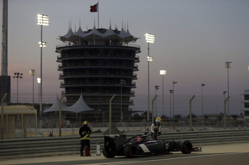 Esteban Gutiérrez se queda parado en la pista de Sakhir