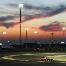 Sebastian Vettel rueda bajo este espectacular cielo