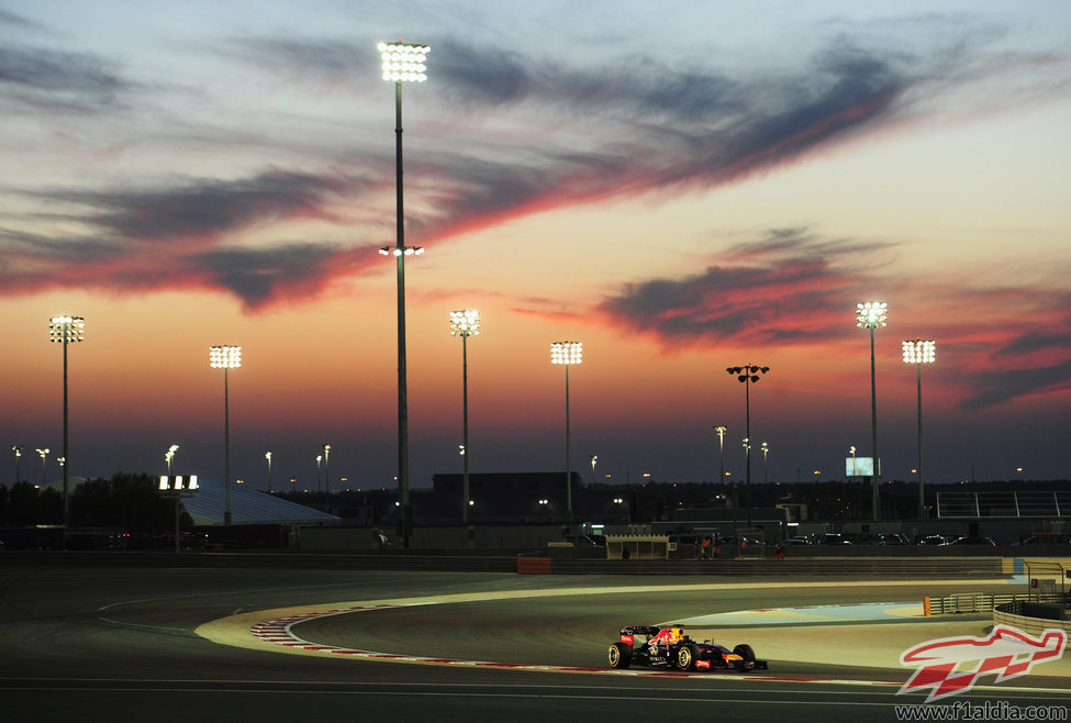 Sebastian Vettel rueda bajo este espectacular cielo