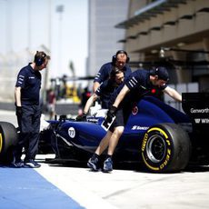 Los mecánicos meten a Valtteri Bottas en el box