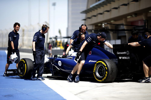 Los mecánicos meten a Valtteri Bottas en el box