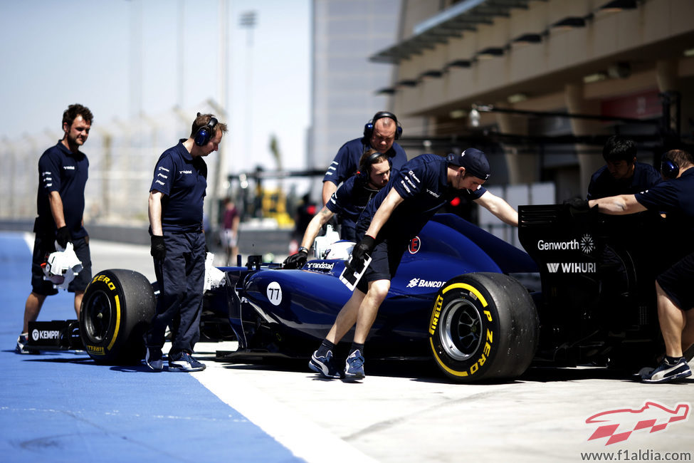 Los mecánicos meten a Valtteri Bottas en el box