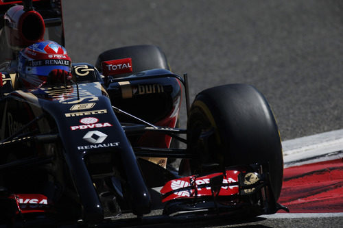 Romain Grosjean afronta una nueva curva de Sakhir