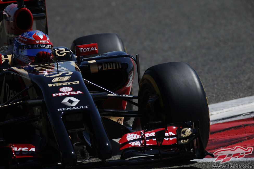 Romain Grosjean afronta una nueva curva de Sakhir