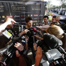 Romain Grosjean atiende a los medios de comunicación