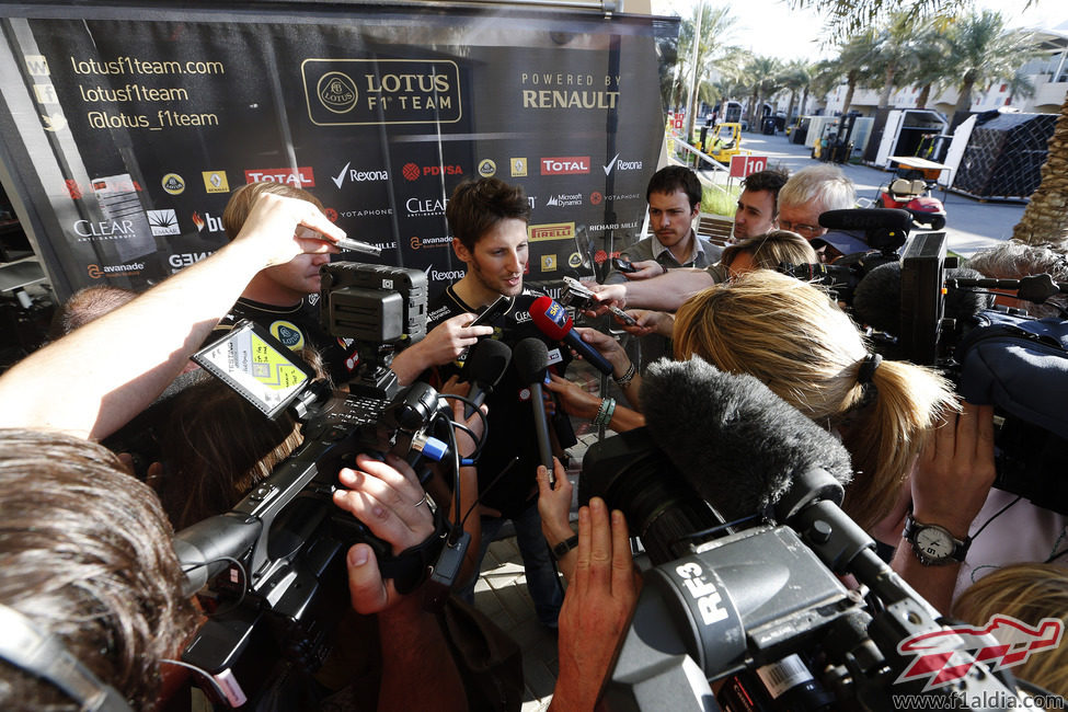 Romain Grosjean atiende a los medios de comunicación