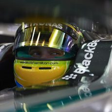 Mirada alegre de Lewis Hamilton