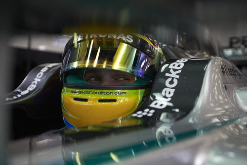 Mirada alegre de Lewis Hamilton