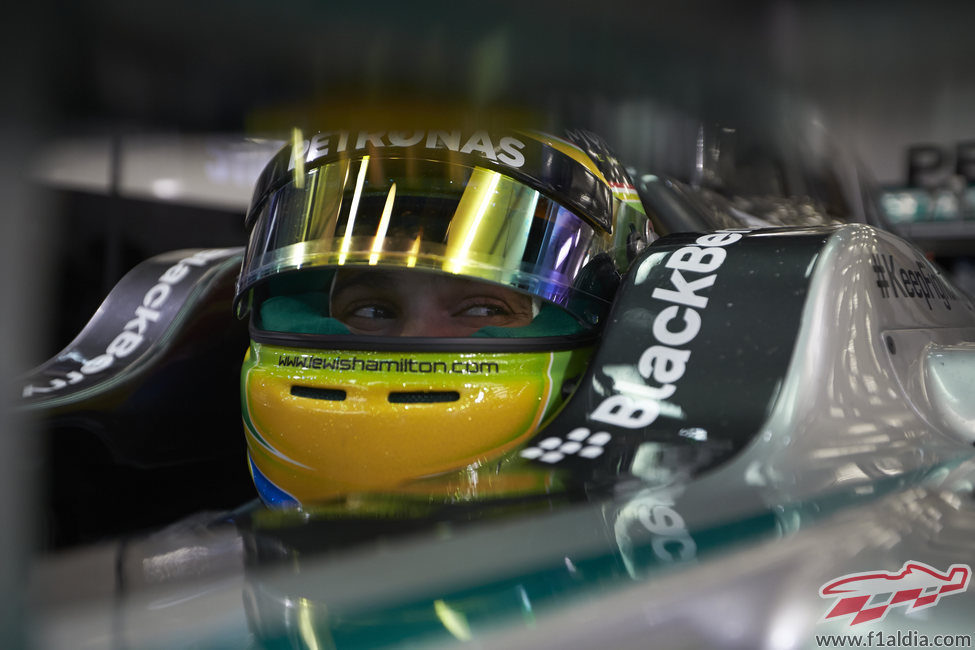 Mirada alegre de Lewis Hamilton