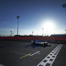 Lewis Hamilton pasa por la meta de Sakhir