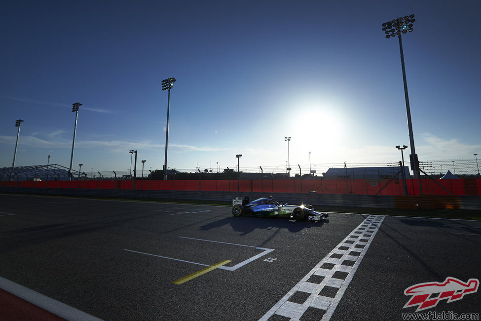 Lewis Hamilton pasa por la meta de Sakhir