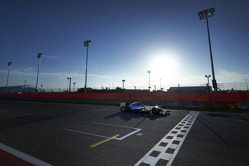 Lewis Hamilton pasa por la meta de Sakhir