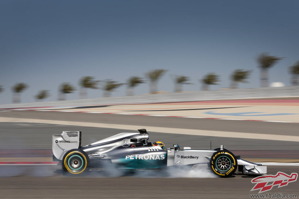 Pasadita de frenada de Lewis Hamilton con el W05