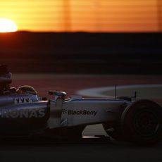 Lewis Hamilton pilota en el atardecer de Baréin