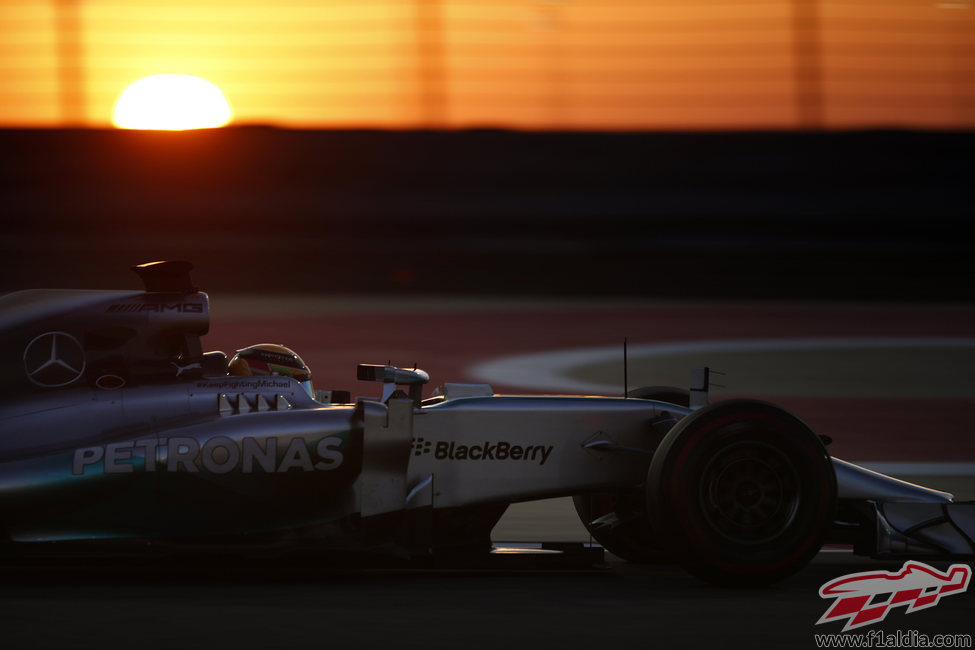 Lewis Hamilton pilota en el atardecer de Baréin