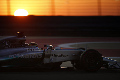 Lewis Hamilton pilota en el atardecer de Baréin