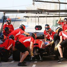 El equipo Marussia practica un pit-stop