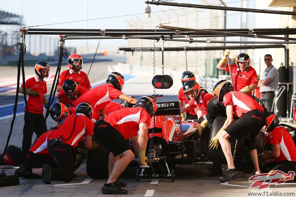 El equipo Marussia practica un pit-stop