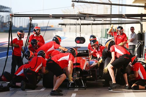 El equipo Marussia practica un pit-stop