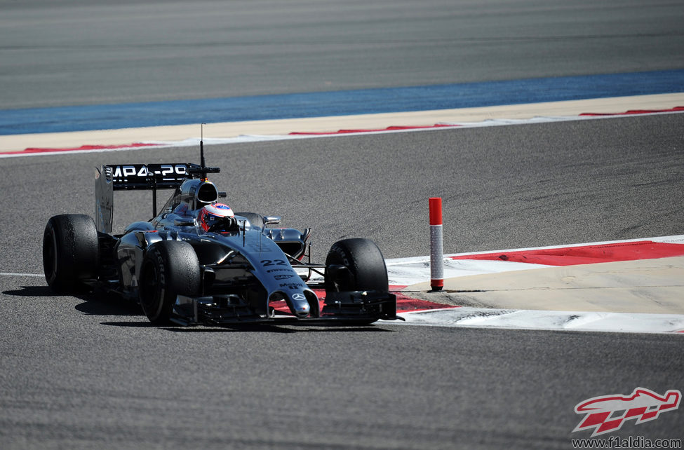 Jenson Button afronta una curva en Baréin