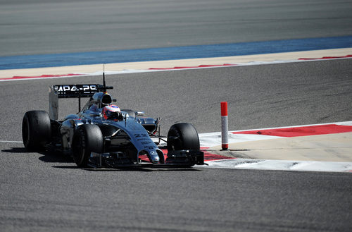Jenson Button afronta una curva en Baréin