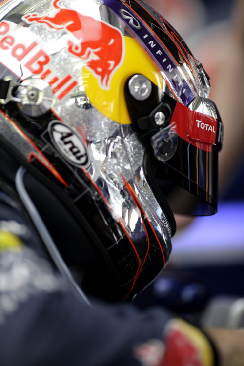 Sebastian Vettel ya lleva puesto su casco