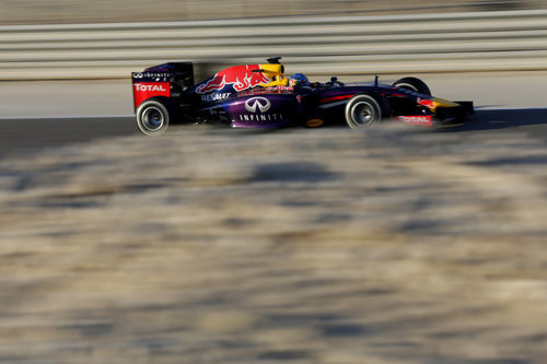 Sebastian Vettel rueda con los medios