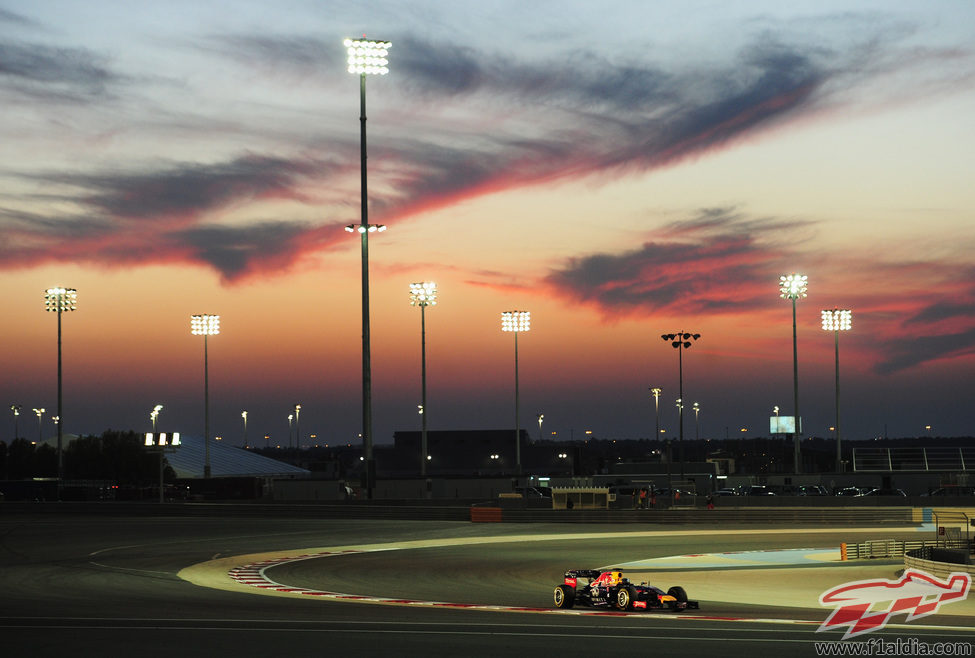 Los focos iluminan a Sebastian Vettel en Sakhir