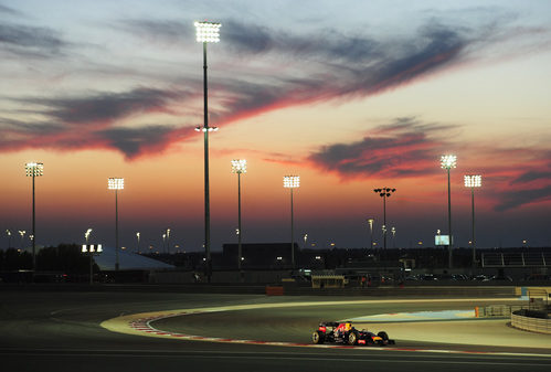 Los focos iluminan a Sebastian Vettel en Sakhir
