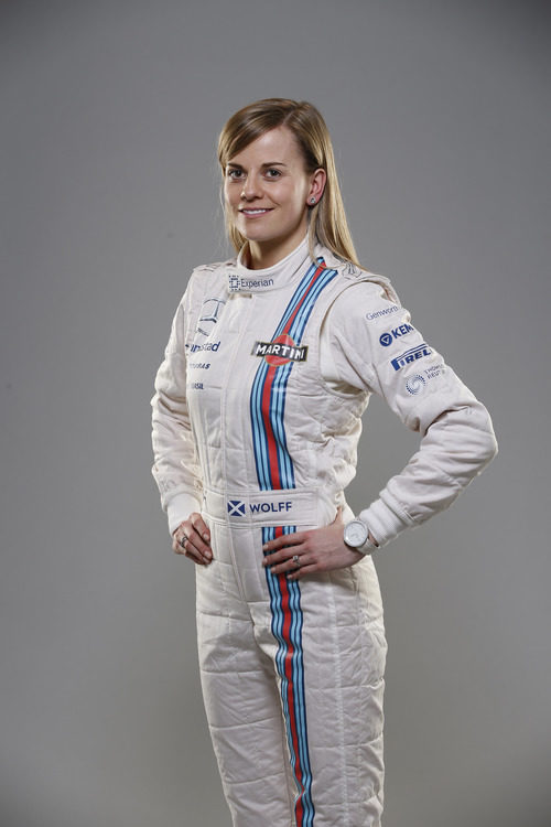 Susie Wolff posa ante la cámara con el mono de Williams Martini Racing