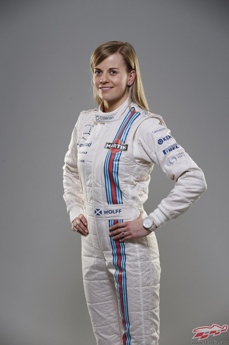 Susie Wolff posa ante la cámara con el mono de Williams Martini Racing