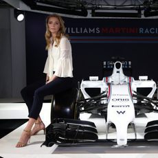 Una modelo posa con el FW36