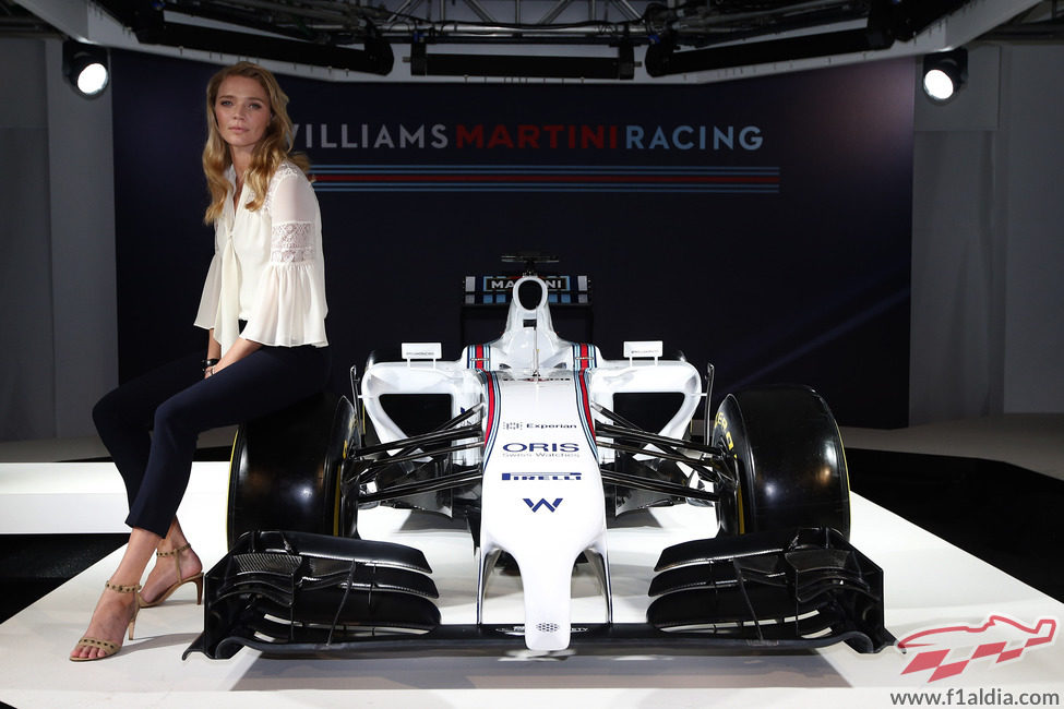 Una modelo posa con el FW36