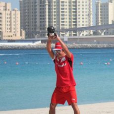 Fernando Alonso se prepara en la playa