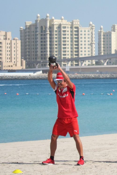 Fernando Alonso se prepara en la playa
