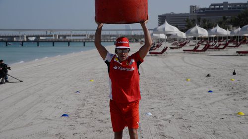 Alzando peso en la playa