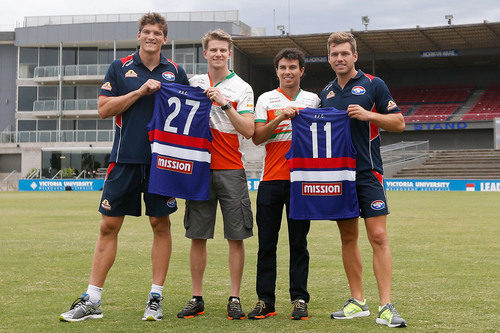 Los chicos de Force India prueban el fútbol australiano