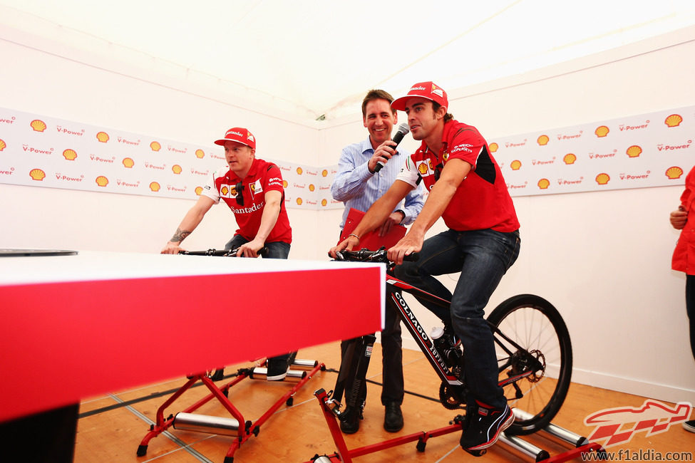 Fernando Alonso y Kimi Räikkönen, en un evento en Australia