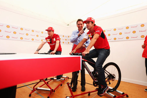 Fernando Alonso y Kimi Räikkönen, en un evento en Australia