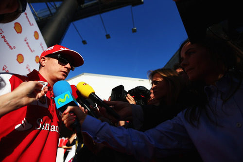 La prensa 'acapara' la atención de Kimi Räikkönen