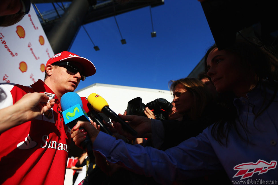La prensa 'acapara' la atención de Kimi Räikkönen
