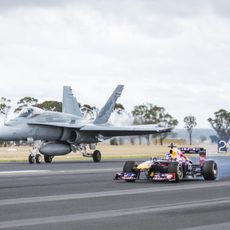 El RB9 junto al F/A-18 Hornet