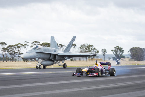 El RB9 junto al F/A-18 Hornet