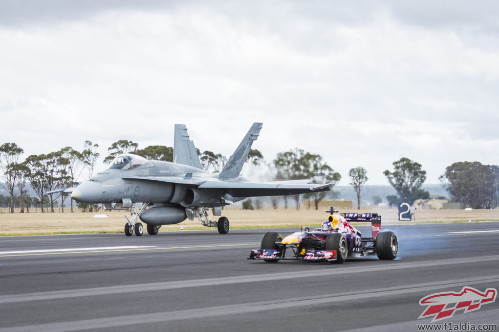 El RB9 junto al F/A-18 Hornet