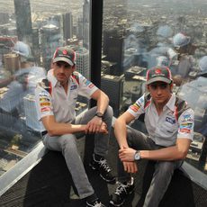 Adrian Sutil y Esteban Gutiérrez en un rascacielos de Melbourne