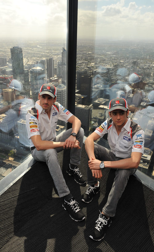 Adrian Sutil y Esteban Gutiérrez en un rascacielos de Melbourne