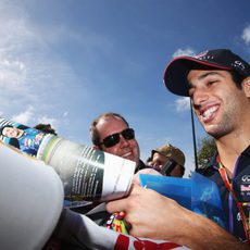 Daniel Ricciardo firma autógrafos a los fans de Melbourne