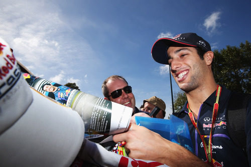 Daniel Ricciardo firma autógrafos a los fans de Melbourne