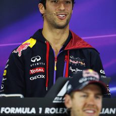 Daniel Ricciardo y Sebastian Vettel en la rueda de prensa de pilotos de la FIA